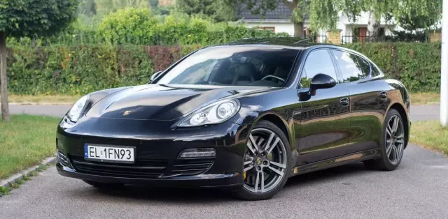 PORSCHE Panamera 