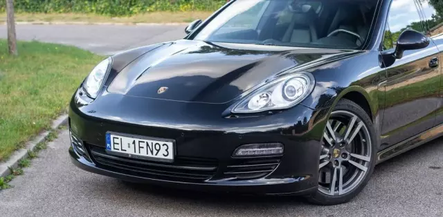 PORSCHE Panamera 