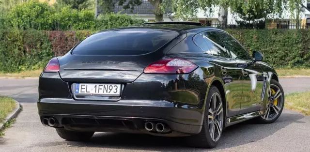 PORSCHE Panamera 