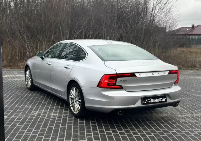 VOLVO S90 D4 Momentum