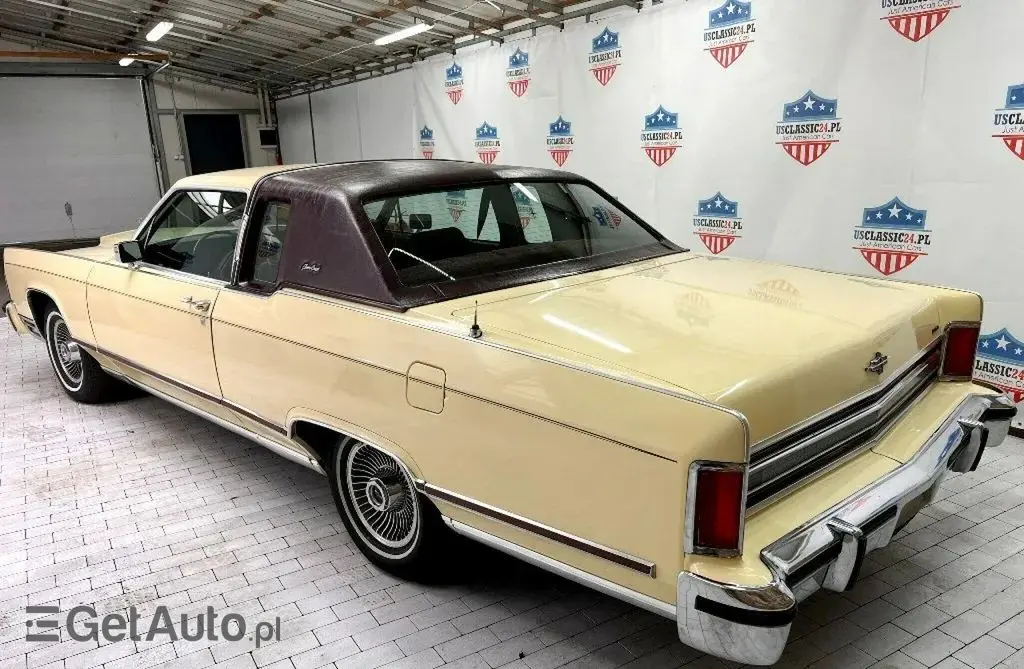 LINCOLN Town Car 