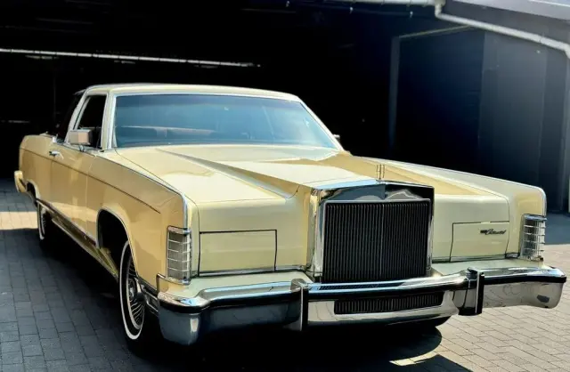 LINCOLN Town Car 