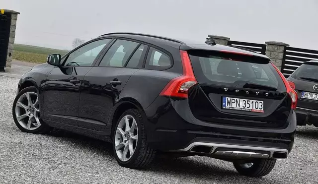 VOLVO V60 