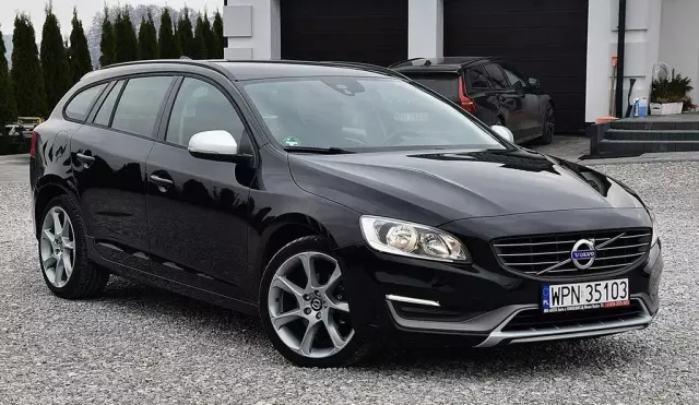 VOLVO V60 
