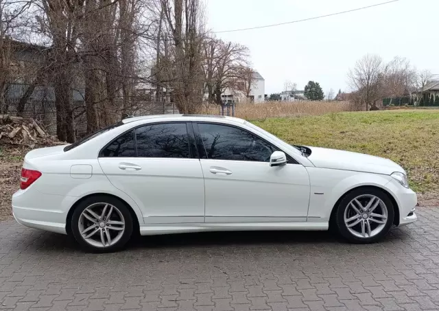 MERCEDES-BENZ Klasa C 250 CGI BlueEff Avantgarde