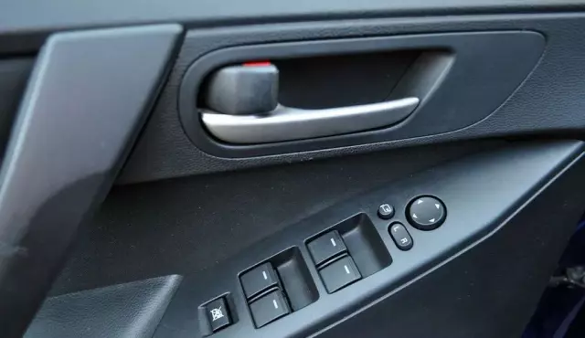 MAZDA 3 1.6i (105 KM)