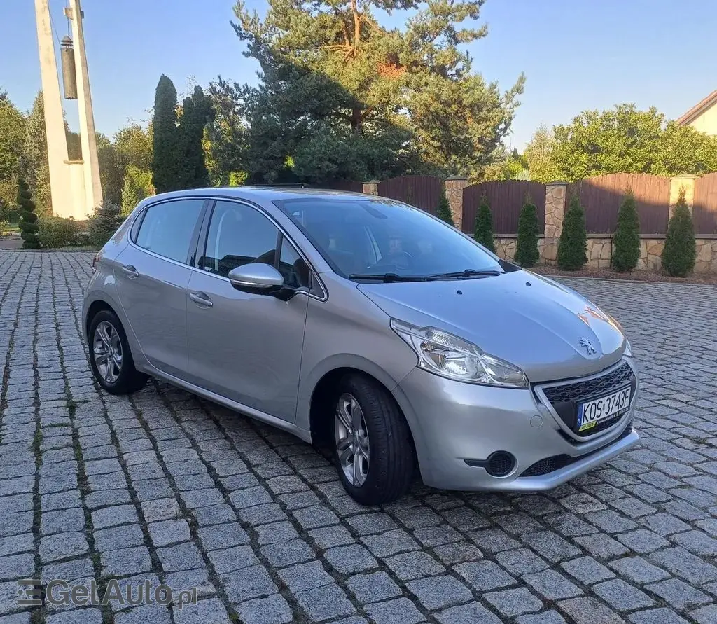 PEUGEOT 208 