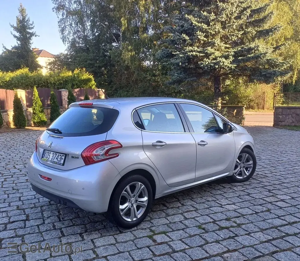 PEUGEOT 208 