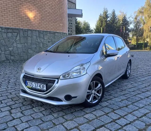 PEUGEOT 208 