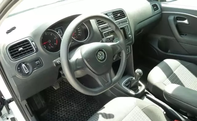 VOLKSWAGEN Polo 