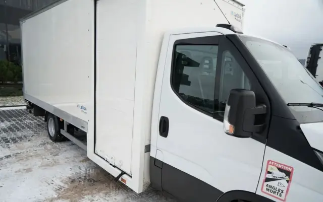 IVECO DAILY 50-180 /  IZOTERMA  / KONTENER  5,5 M / WINDA DHOLLANDIA / ROLETA BOCZNA / HI-MATIC 
