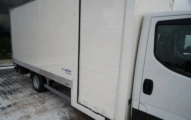 IVECO DAILY 50-180 /  IZOTERMA  / KONTENER  5,5 M / WINDA DHOLLANDIA / ROLETA BOCZNA / HI-MATIC 
