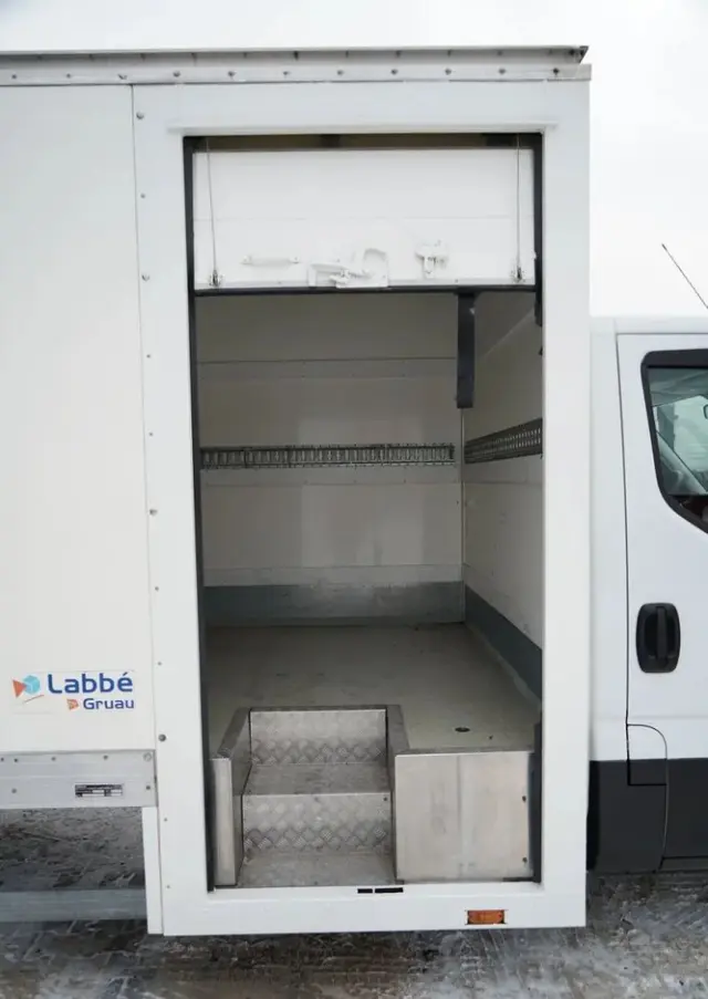 IVECO DAILY 50-180 /  IZOTERMA  / KONTENER  5,5 M / WINDA DHOLLANDIA / ROLETA BOCZNA / HI-MATIC 