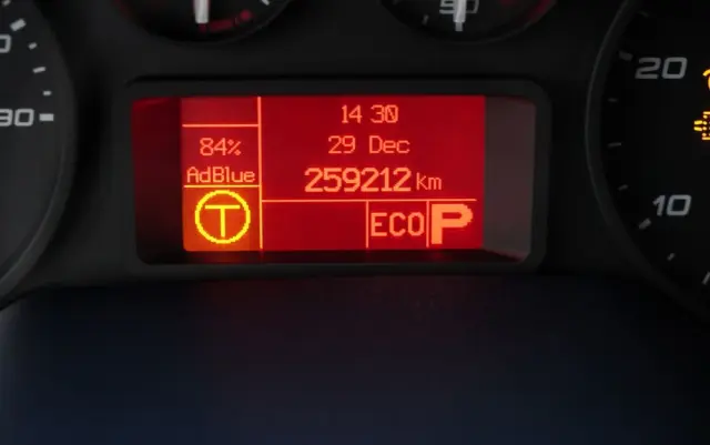 IVECO DAILY 50-180 /  IZOTERMA  / KONTENER  5,5 M / WINDA DHOLLANDIA / ROLETA BOCZNA / HI-MATIC 