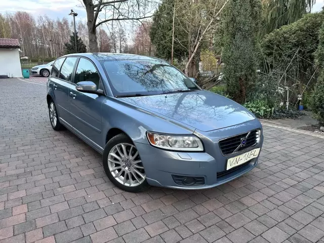 VOLVO V50 