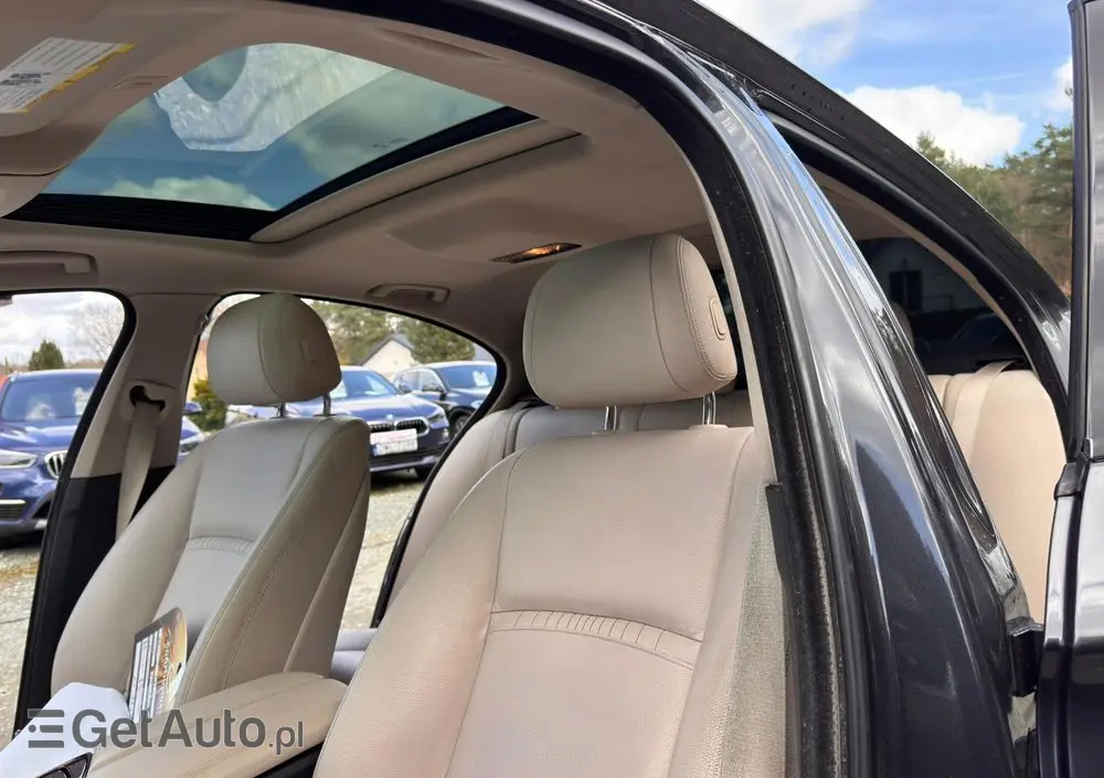 BMW Seria 5 528i xDrive Sport-Aut Luxury Line