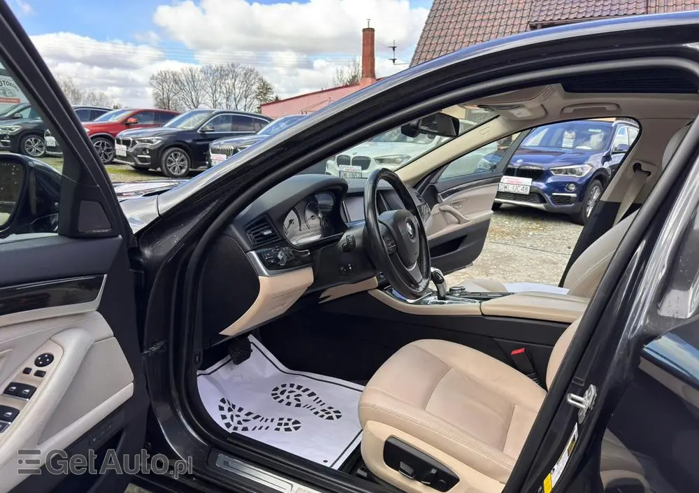 BMW Seria 5 528i xDrive Sport-Aut Luxury Line