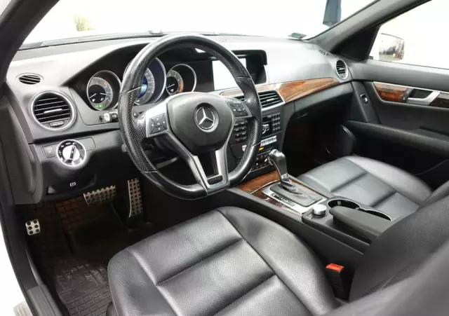 MERCEDES-BENZ Klasa C 250 7G-TRONIC Edition