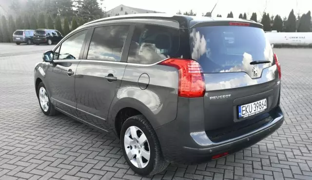 PEUGEOT 5008 