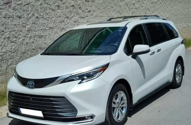 TOYOTA Sienna 