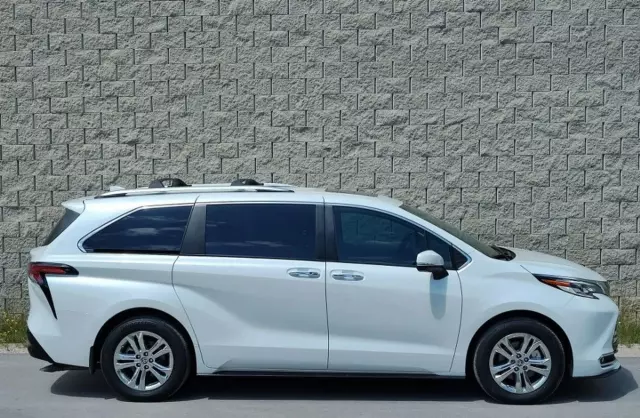 TOYOTA Sienna 