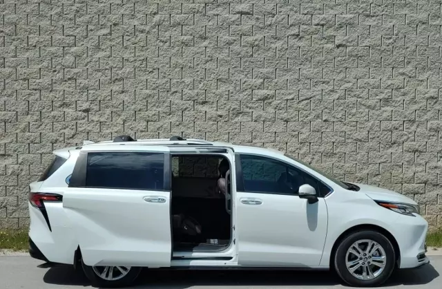 TOYOTA Sienna 
