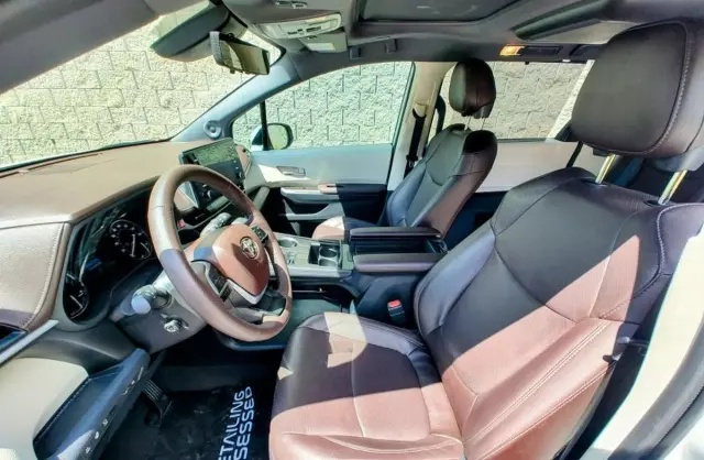 TOYOTA Sienna 