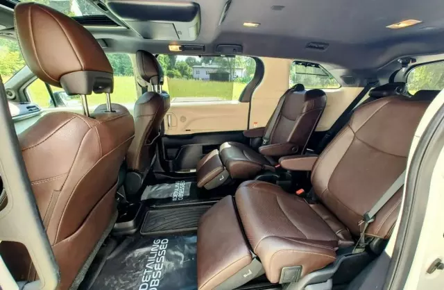 TOYOTA Sienna 