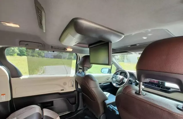 TOYOTA Sienna 