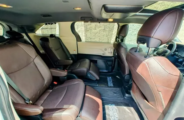 TOYOTA Sienna 