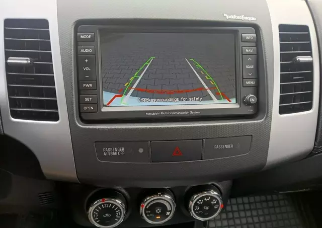 MITSUBISHI Outlander 