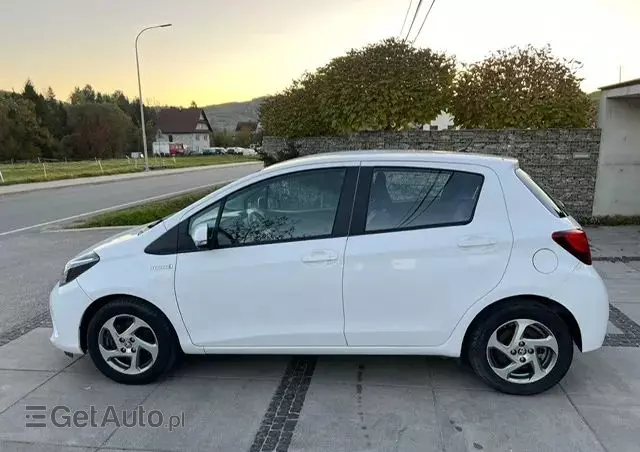 TOYOTA Yaris Hybrid 100 Selection Passion