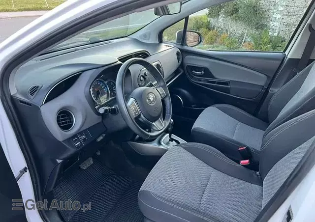 TOYOTA Yaris Hybrid 100 Selection Passion