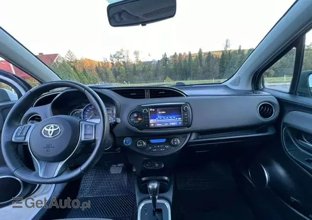 TOYOTA Yaris Hybrid 100 Selection Passion