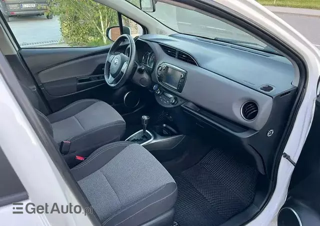 TOYOTA Yaris Hybrid 100 Selection Passion