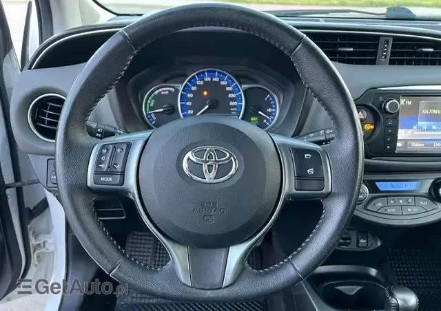 TOYOTA Yaris Hybrid 100 Selection Passion