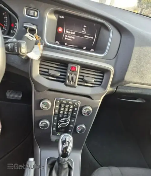 VOLVO V40 