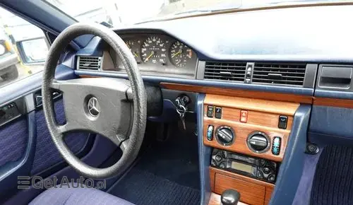 MERCEDES-BENZ W124 