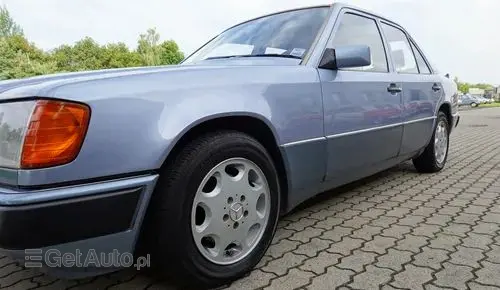 MERCEDES-BENZ W124 