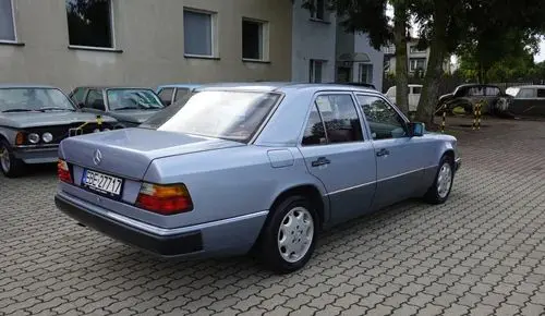 MERCEDES-BENZ W124 