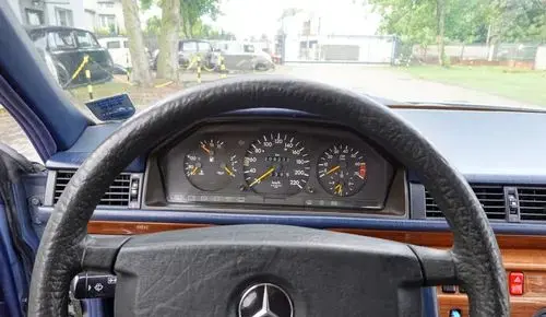 MERCEDES-BENZ W124 