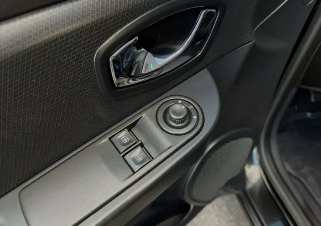 RENAULT Clio 1.2 16V 75 LIMITED