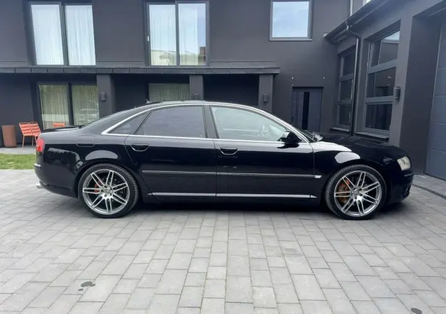 AUDI A8 