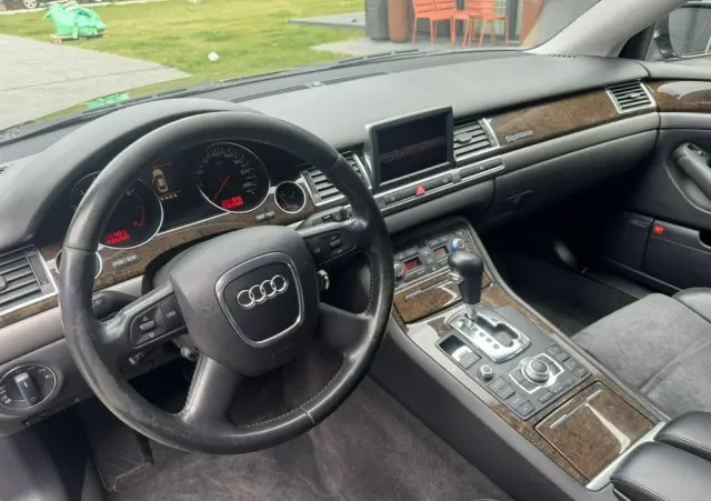 AUDI A8 