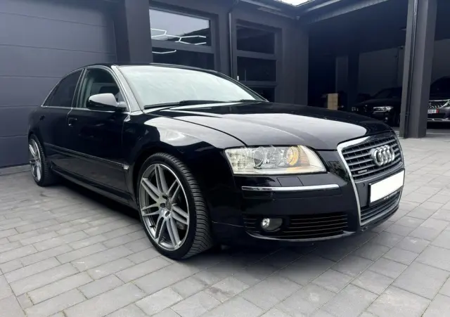 AUDI A8 