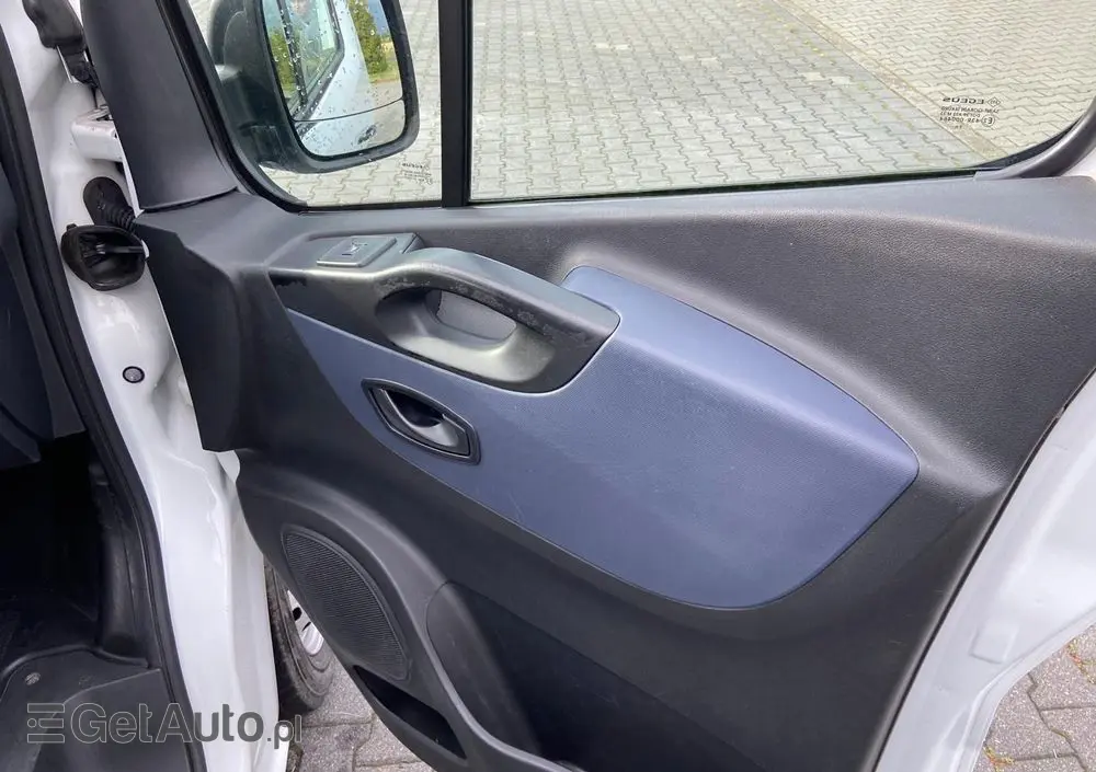 OPEL Ambulans Karetka vivaro 