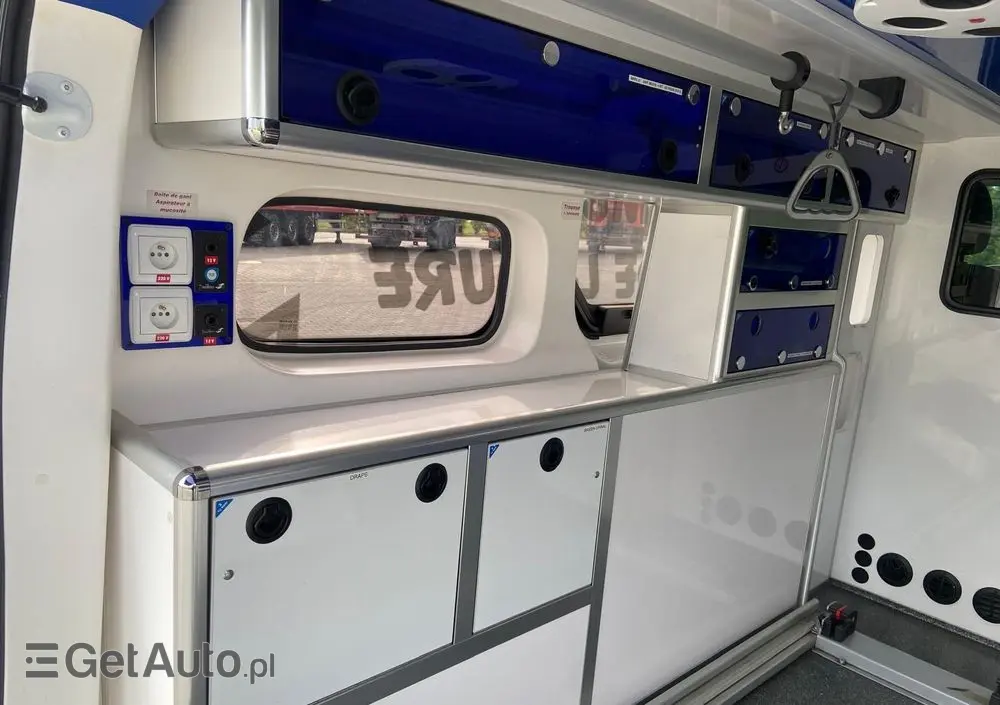 OPEL Ambulans Karetka vivaro 