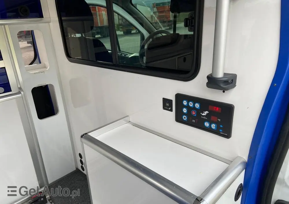 OPEL Ambulans Karetka vivaro 