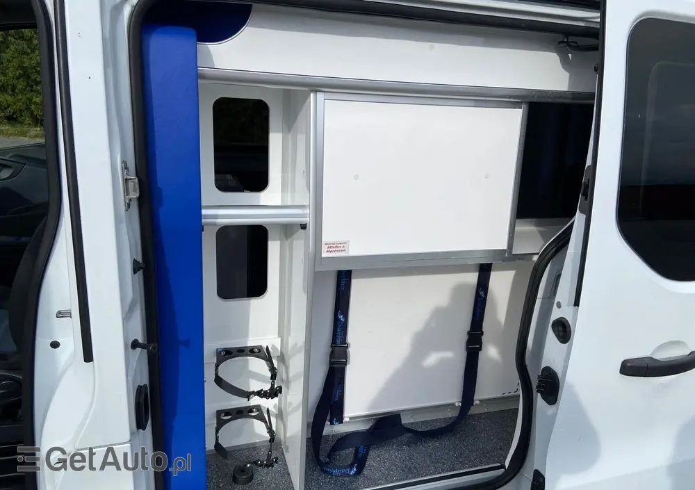 OPEL Ambulans Karetka vivaro 