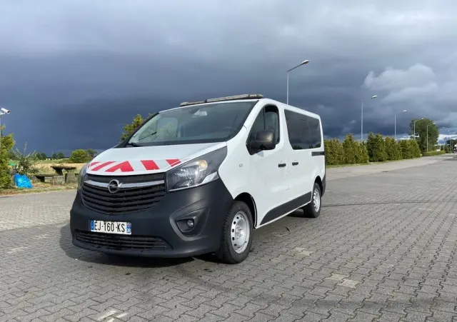 OPEL Ambulans Karetka vivaro 